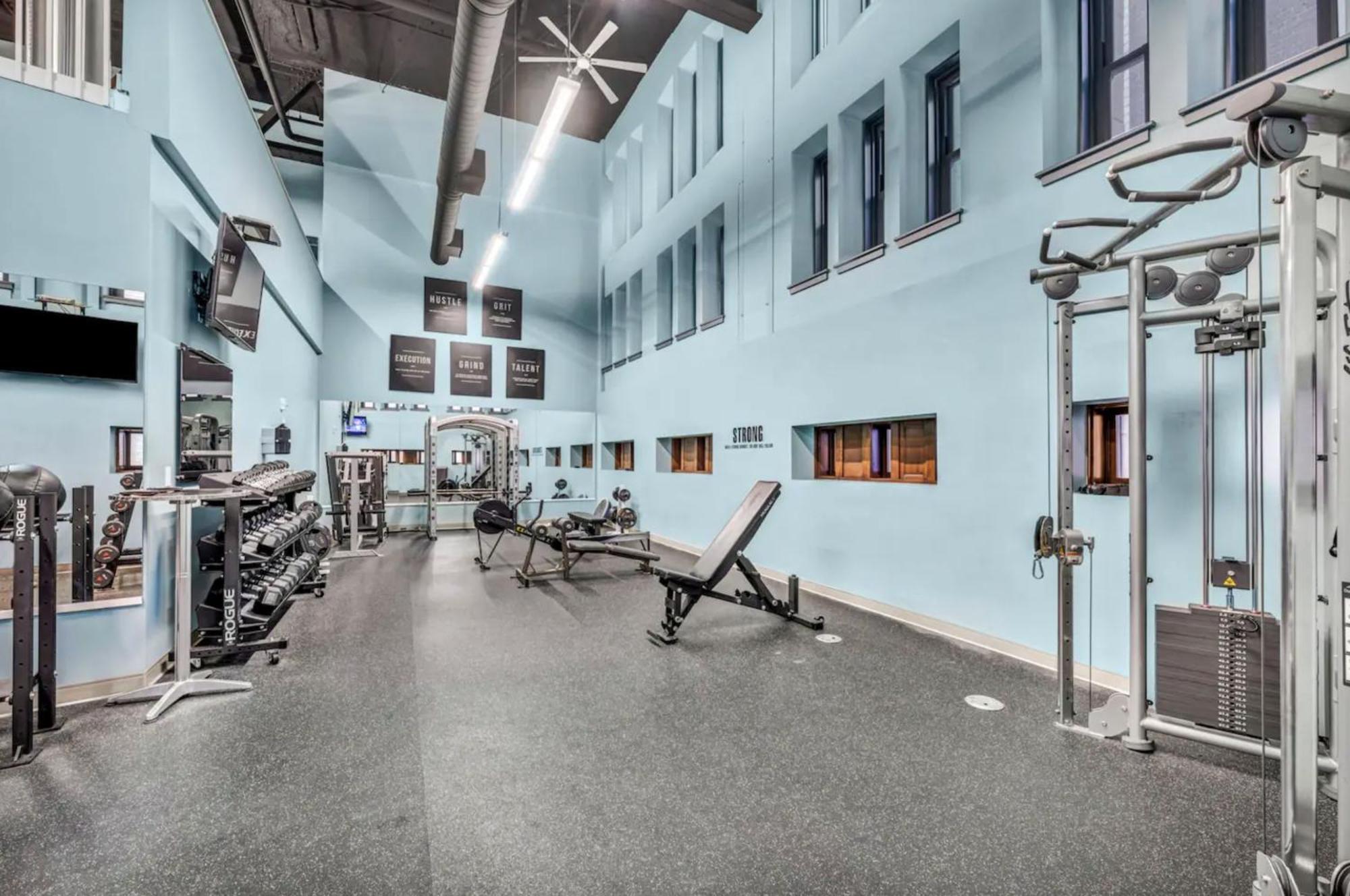 Heart Of Dt With Free Pool & Steam Gym Luxe 812 Appartamento *