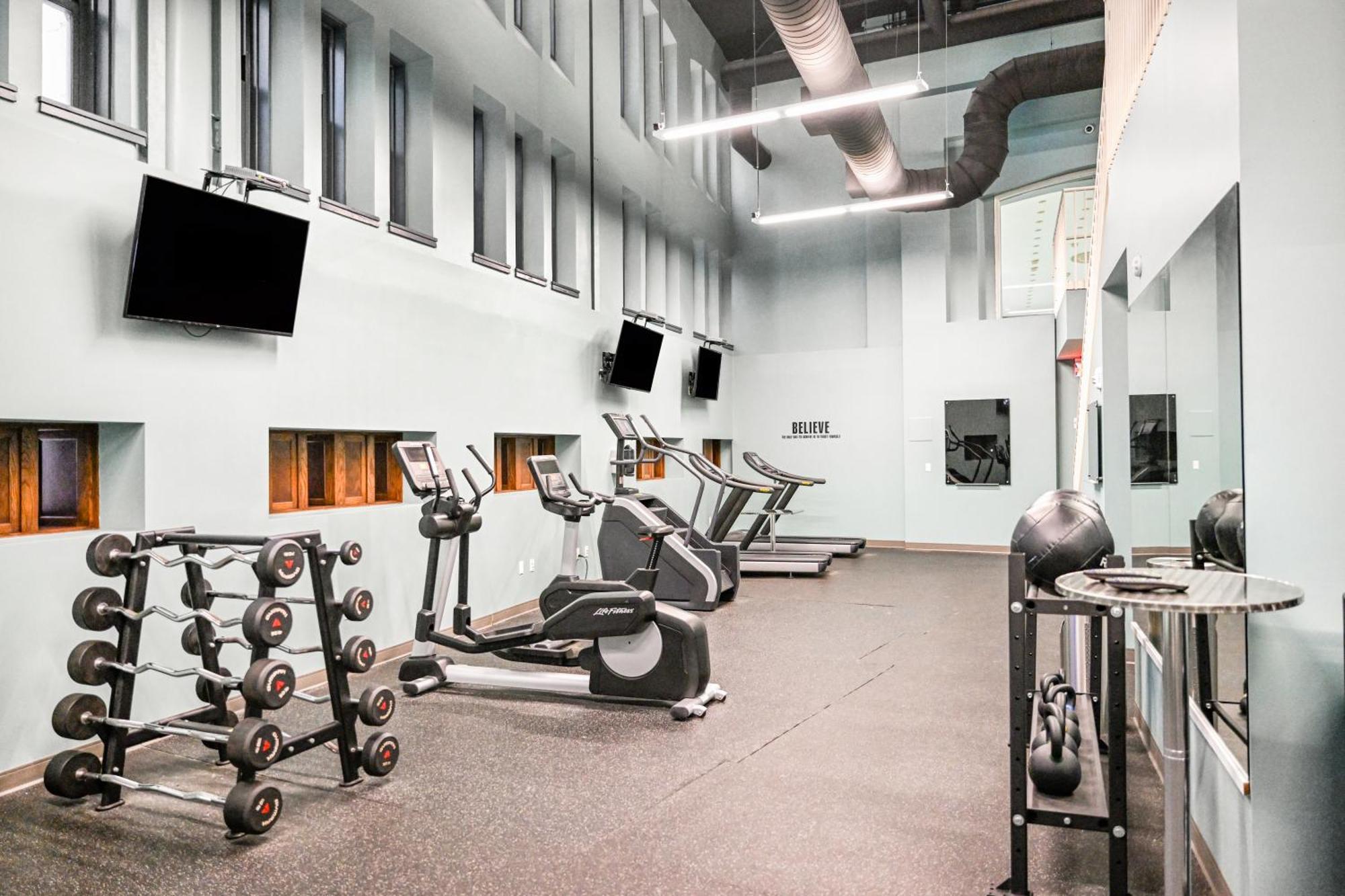 Heart Of Dt With Free Pool & Steam Gym Luxe 812