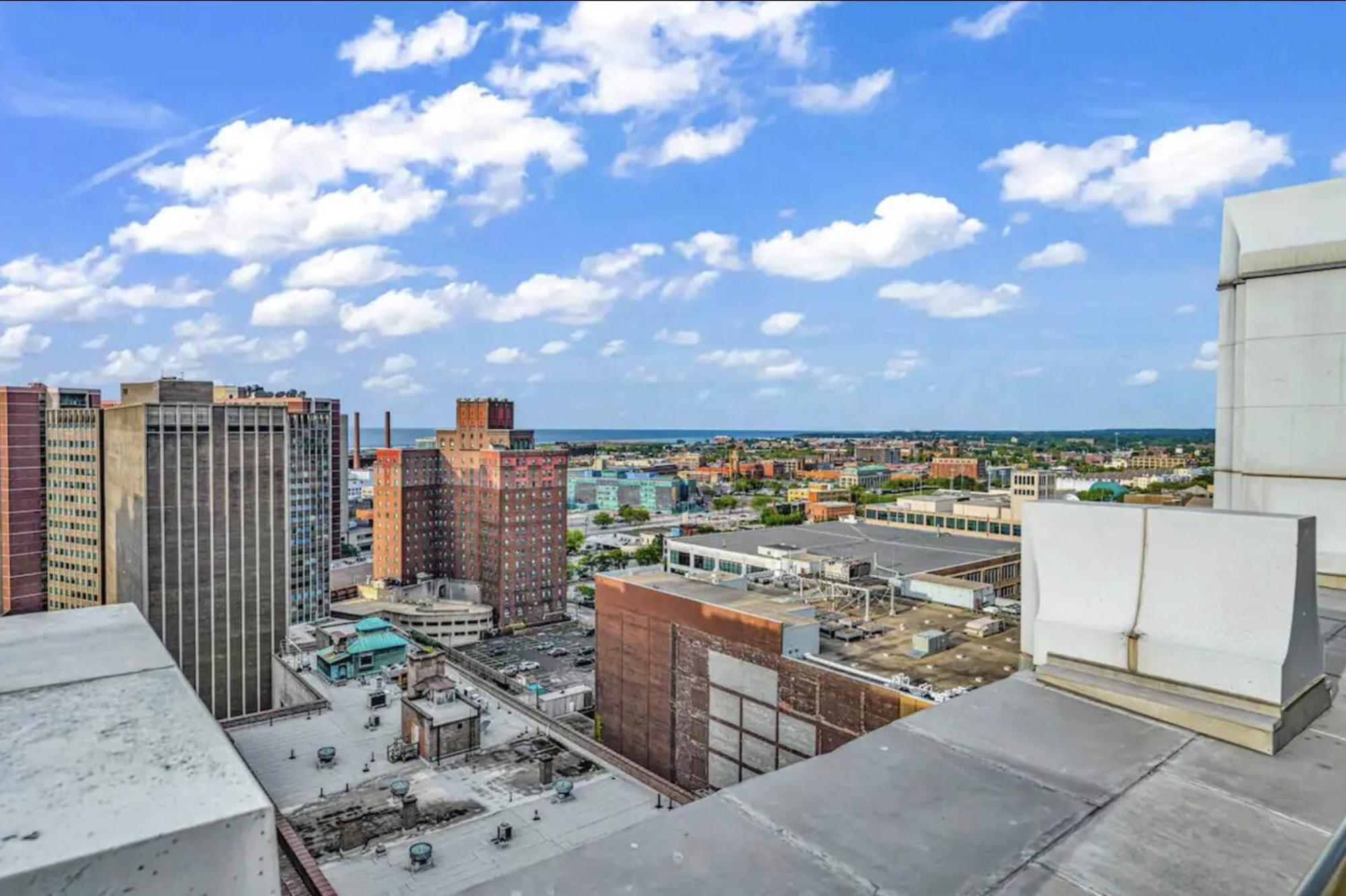 Apartment Heart Of Dt With Free Pool & Steam Gym Luxe 812
